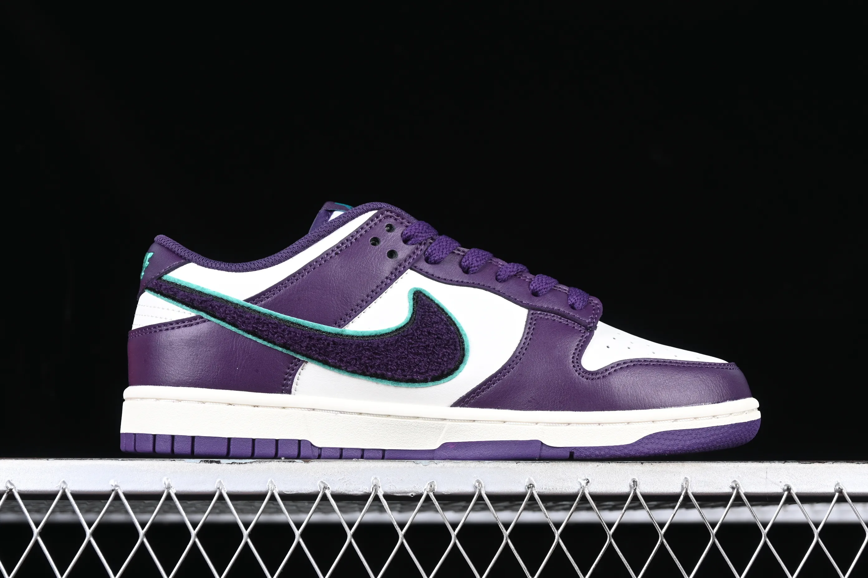 All Categories Nk SB Dunk Series Nk SB Dunk Low Low-top sneakers Nk SB Dunk Low "Chenille Swoosh" Chenille SB low-top sports and leisure sneakers DQ7683-100